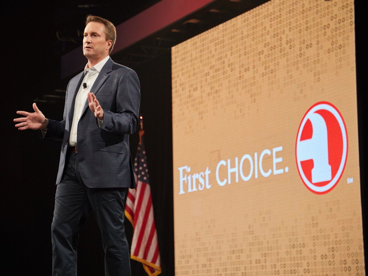 Dan Starr addresses members during the Do it Best Market in 2019.